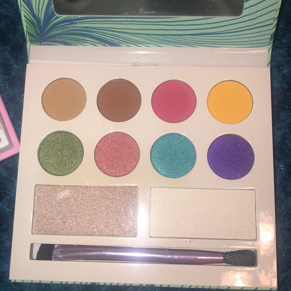 Makeup bundle - Picture 2 of 3